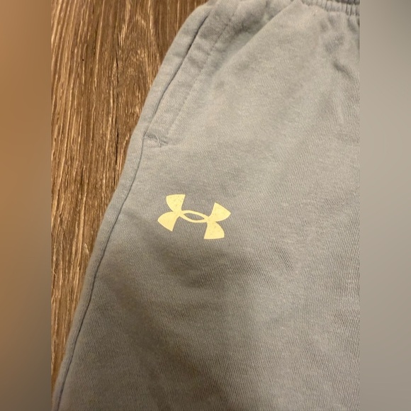 Under Armour Boys Gray Sweat Shorts Size YXS - Picture 2 of 4